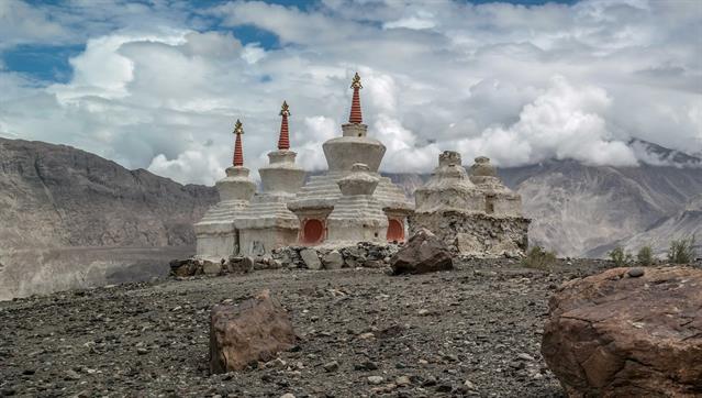 Der "Stupa" ist ein buddhistisches Bauwerk, das Buddha selbst und seine Lehre, den Dharma, symbolisiert.